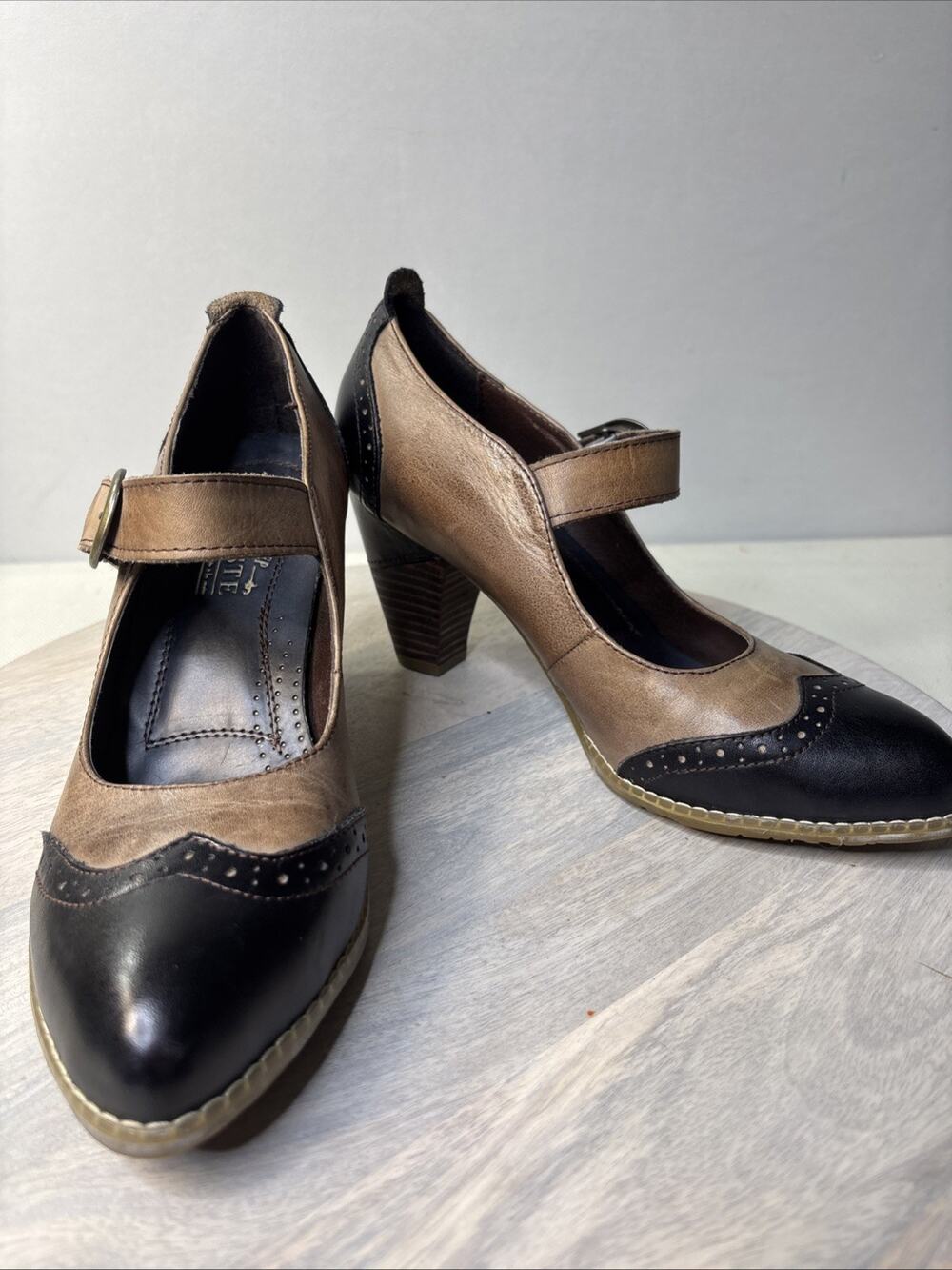 L'Artiste by Spring Step Wingtip Mary Jane Heels Two Tone Leather Pump 8.5